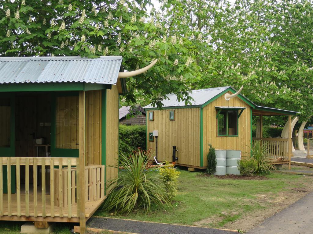 Adventurer'S Village Milton Keynes Exterior foto