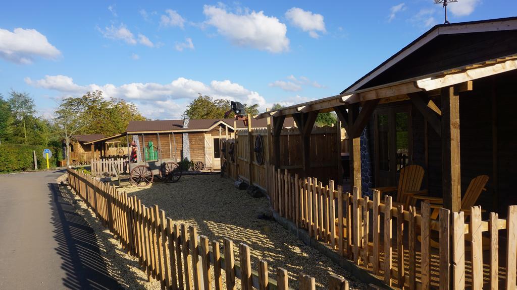 Adventurer'S Village Milton Keynes Exterior foto
