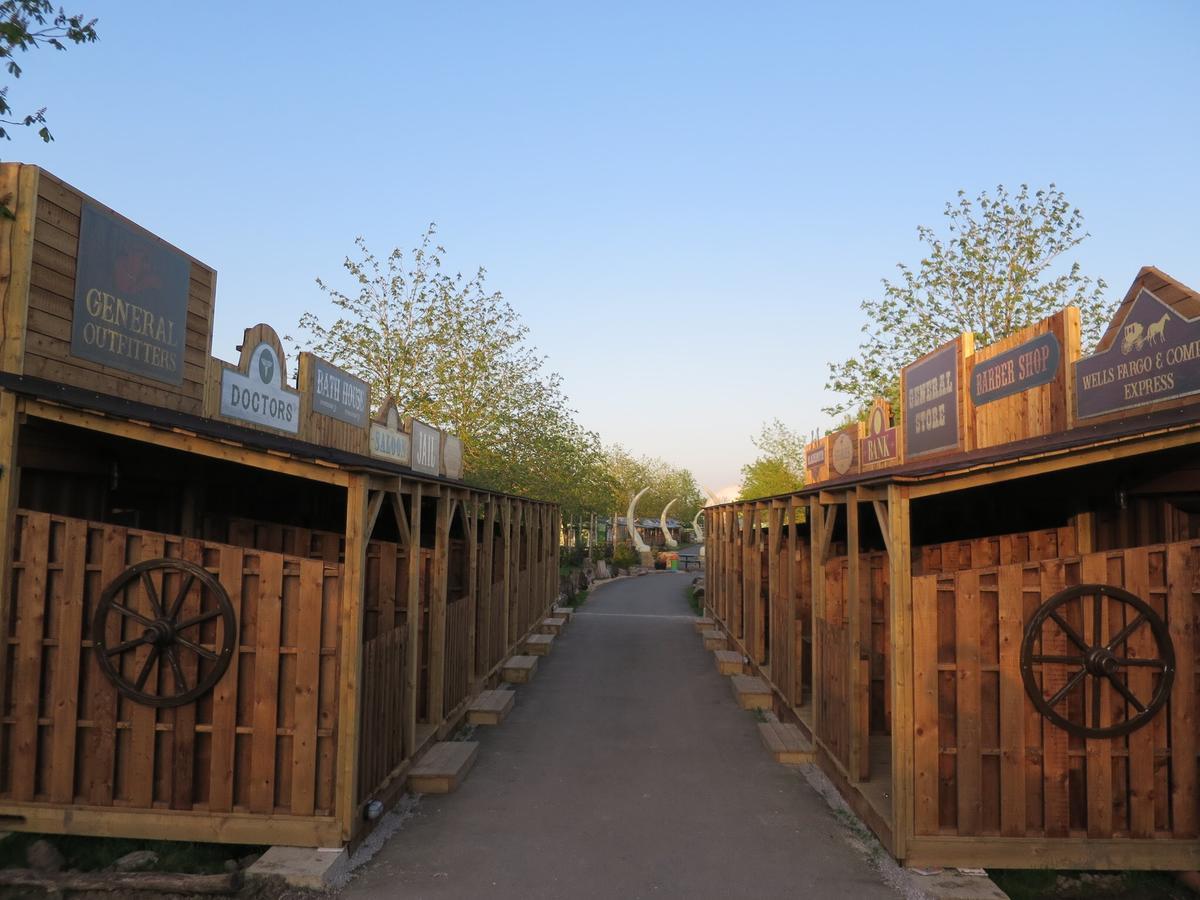 Adventurer'S Village Milton Keynes Exterior foto