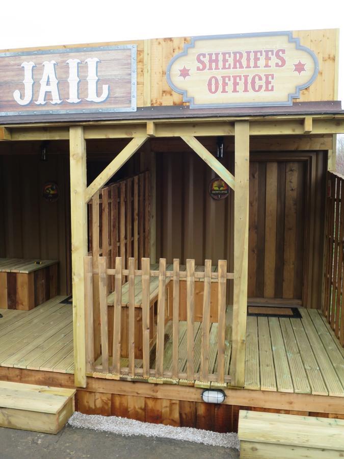 Adventurer'S Village Milton Keynes Exterior foto
